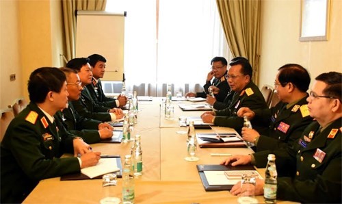 Министр обороны Вьетнама Нго Суан Лик провел встречу с лаосским коллегой - ảnh 1